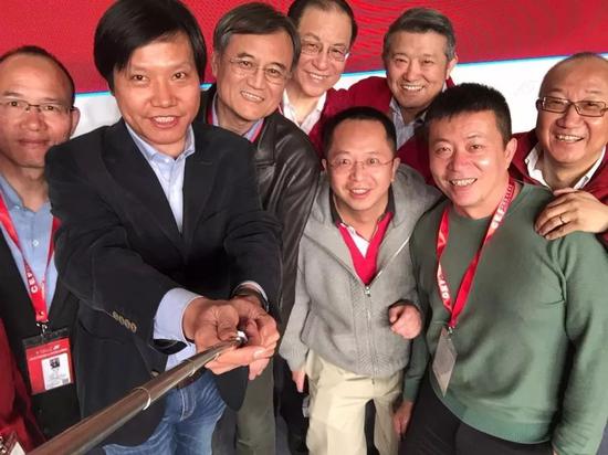 亚布力吧:亚布力的成年烦恼:被达沃斯和乌镇甩下 图:雷军和陈东升、冯仑等92派及其他人的自拍