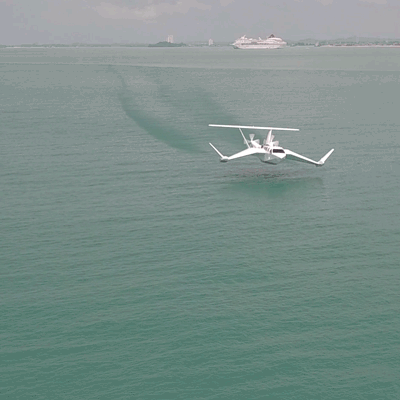 由新加坡 Wigetworks 公司研发的能搭载6-8名乘客的现代地效飞行器 Airfish 8原型机试飞