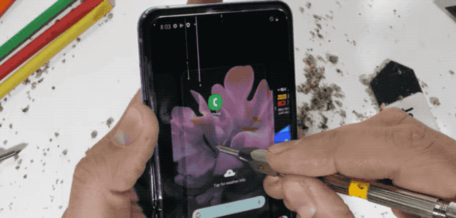 ▲ UTG 保护性仍然不及普通手机屏幕玻璃。 图片来自：Zack Nelson