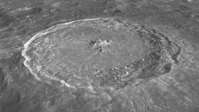 月球上的第谷坑与地球上的巴杰林坑对比，图中闪动的红点代表巴林杰坑的大小