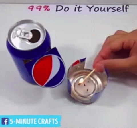 拿一个碗放在可乐瓶的缺口前，然后就等着爆米花一个一个跳出来吧。