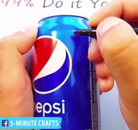 然后，拿起另一个可乐瓶，从上面 2/5 的位置划一圈线，沿着这条线把可乐瓶割开。