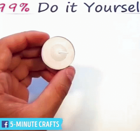 拆下另外三个蜡烛的烛芯，分别放进第一个香薰烛之前穿的三个孔里。这样，第一个香薰烛就有了四个烛芯。