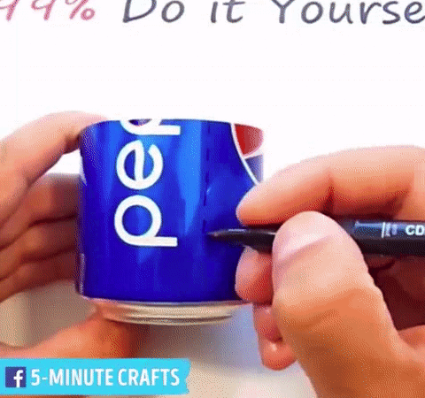 然后用锤子把易拉罐的底部敲平。