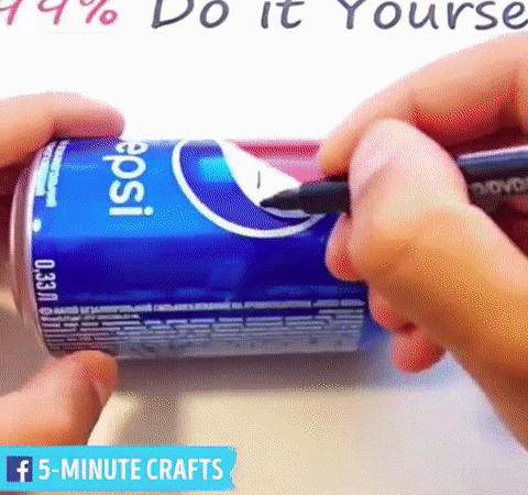 在割开了的还剩一半的可乐瓶的两侧，剪出两个长方形的缺口。