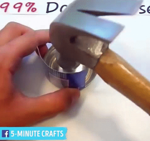 之后，把易拉罐上面的两侧剪成几瓣，然后一瓣一瓣折起来，让边缘变得平滑。