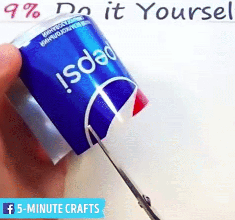 再把刚才挖了一个洞的易拉罐套在这个易拉罐上。