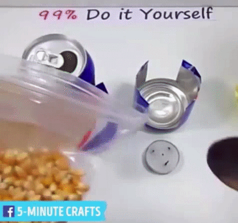 把四个烛芯全部点燃，然后放在底座上，对上面可乐瓶里的玉米加热。