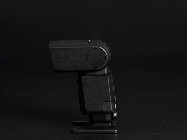 向上倾斜约150°，向下倾斜约8°