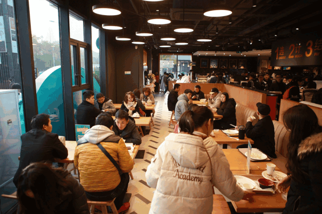 店内设置20个座位，供消费者休息用餐，图片来自“上海静安”网站