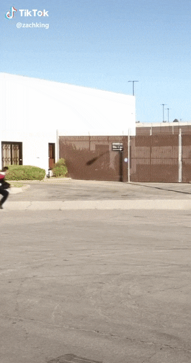 ▲ Zach 最受欢迎的视频《他们拒绝了我向霍格沃茨的申请，但我仍然找到了方法》，发布 4 天内获得 21 亿观看量。 图片来自：TikTok