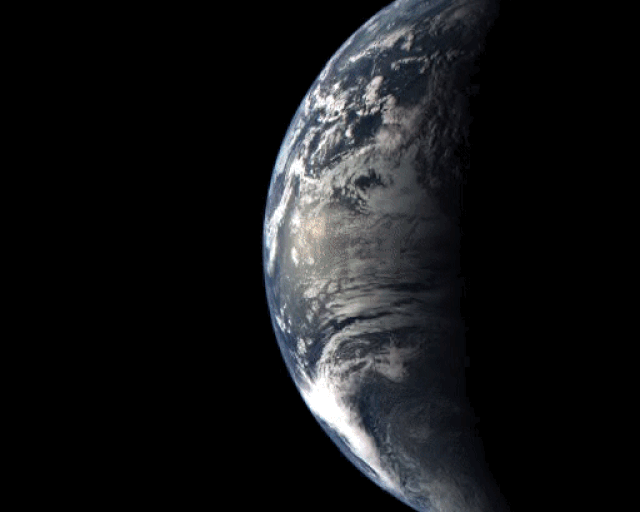 水星任务信使号2005年8月2日飞临地球时拍摄的系列照片，合并成动图展示了地球的运动