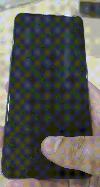 屏幕指纹解锁灵敏且快速