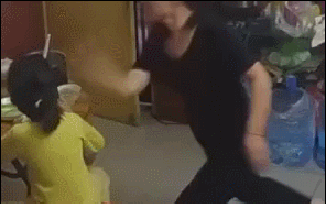 女孩被抽耳光、拉拽头发