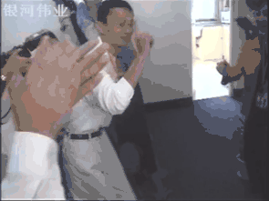 （阿里创业早年，马云与员工在一起练习倒立）