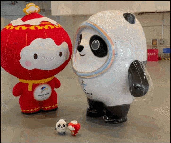 冰墩墩和雪容融玩“贴贴”