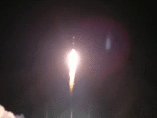 长征三号乙运载火箭划破夜空(谢奇勇 摄)