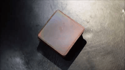 彩虹色巧克力可以随着角度的变化而变化