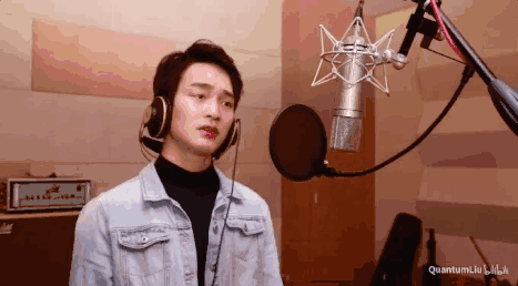 而在录制第二首歌曲时，出现了一个特别有意思的镜头：哥哥竟然在直播！