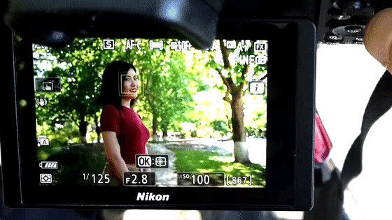 当相机无法识别出眼睛时，脸部识别的“大方块”启动