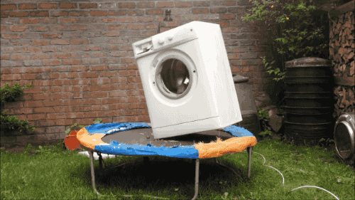 疯狂甩干的洗衣机 | Giphy