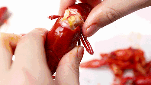 吃小龙虾时，明明手套没破，为啥还是满手油？