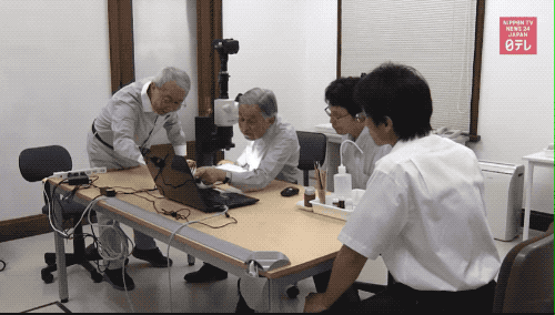 2018年7月，正在做研究的明仁。图片来源：宫内厅