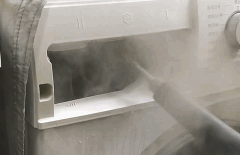 使用高温蒸汽喷枪清洗洗涤剂盒槽