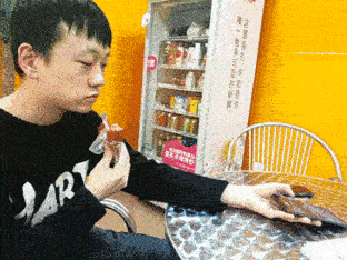 吃饭时解锁手机（左：iPhone&nbsp;X&nbsp;右：vivo）