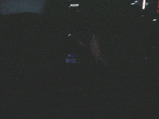 倒着拿解锁手机（左：iPhone&nbsp;X&nbsp;右：vivo）