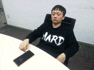 懒人模式解锁手机（左：iPhone&nbsp;X&nbsp;右：vivo）