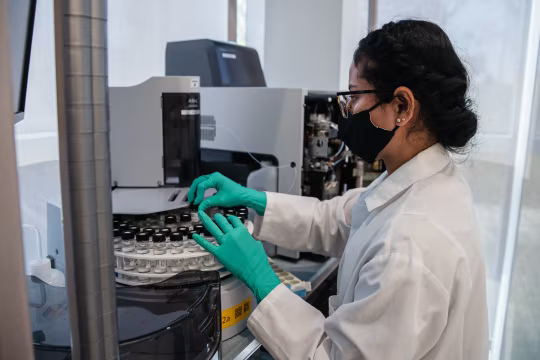 Viridos 实验室的研究助理将质控样本装入总有机碳分析仪。