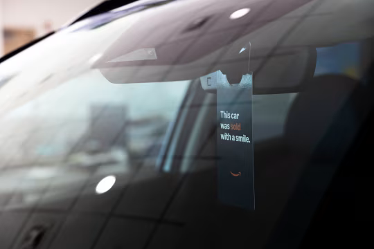 某经销商用此类标牌绮丽通过亚马逊售出的车辆。