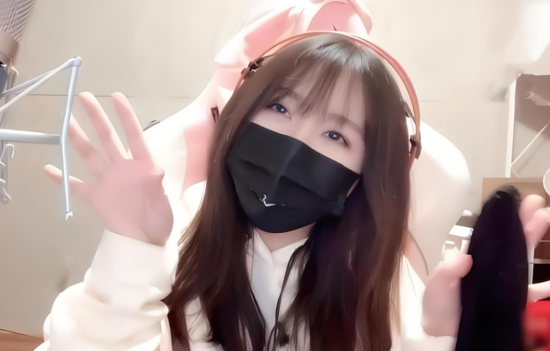 文 | 新浪科技 徐苑蕾知名游戏主播"一条小团团" (以下简称"小团团")