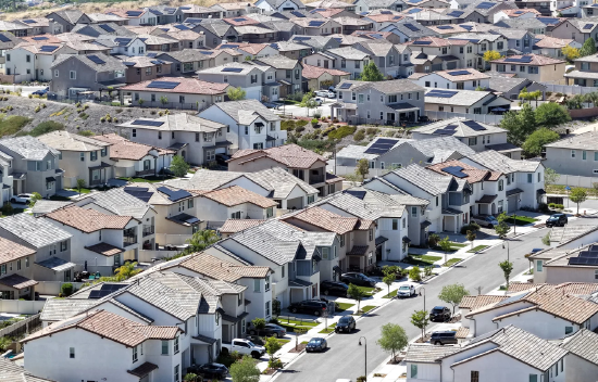 2026年4月，加利福尼亚州圣克拉丽塔的住宅。美国房价接近历史高点，抵押贷款利率仍居高不下。