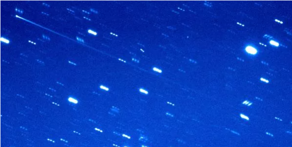 这张合成图像显示了2005 QN173的轨迹。这是一颗罕见的活跃天体，兼具小行星和彗星的特征，其彗核位于图像的左上角，彗尾贯穿图像的对角线