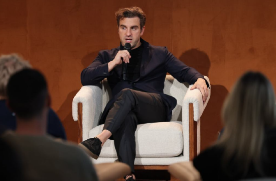 Airbnb首席执行官警告不要用AI取代入门级员工