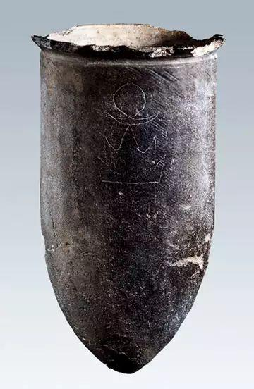 •新石器时代大汶口文化陶器表面的刻画符号