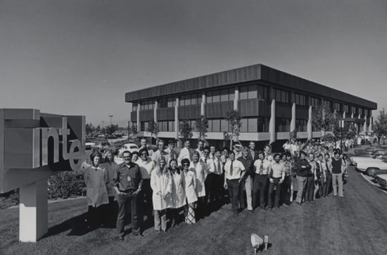 1970年代早期的英特尔员工合照，摄于英特尔总部。这家开创性的芯片制造商于1971年10月13日在纳斯达克上市。图片来源：纳斯达克