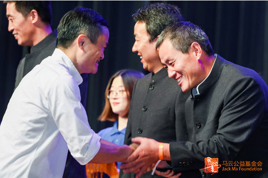 典礼现场，马云为结业乡村教师颁奖并一一握手