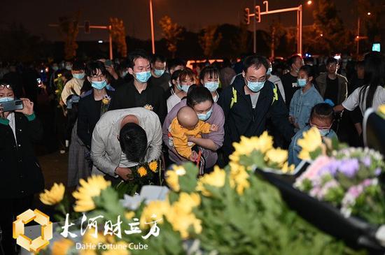 现场直击长沙市民殡仪馆雨夜悼念袁隆平