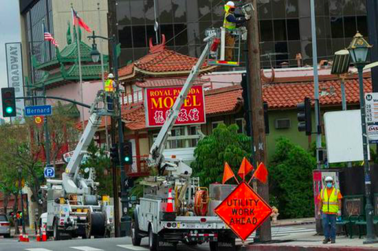 图：去年，AT&amp;T员工在洛杉矶唐人街附近为移动基站铺设光纤线路