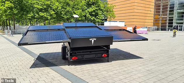 特斯拉公司展示了一款太阳能增程拖车原型，利用可弹出式太阳能电池板，可以在行驶过程中为电动汽车充电。此外，该拖车还内置了SpaceX公司的“星链”卫星天线，可以为行驶中的汽车提供互联网服务