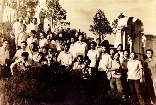 1978年与北大附中同学们在圆明园