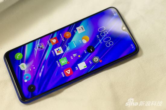 realme Q采用6.3英寸水滴屏