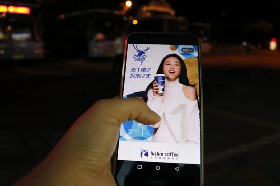 第一杯免费、买5送5、“充1赠2”……这谁顶得住啊?/图虫创意