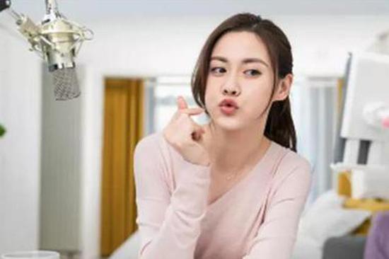 成人主播:拯救斗鱼里的未成年人:网课隔壁就是擦边球主播