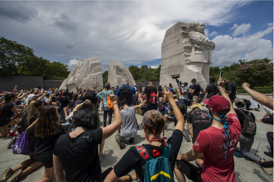 人群在马丁·路德·金博士雕像前单膝下跪，致敬六月节，摄于2020年6月19日| Manuel Balce Ceneta，美联社