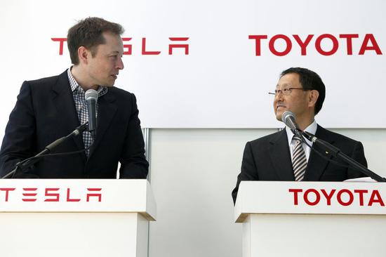 图2：2010年埃隆·马斯克与丰田章男在东京出席联合新闻发布会