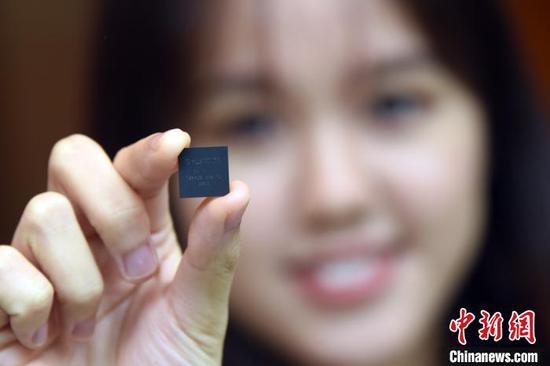 中科晶上工作人员展示最新发布的工业级5G终端基带芯片“动芯DX-T501”。　孙自法　摄